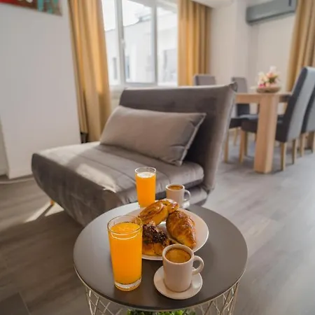 Penthouse - Huge Rooftop Terrace + Skyline View * Bukurešť